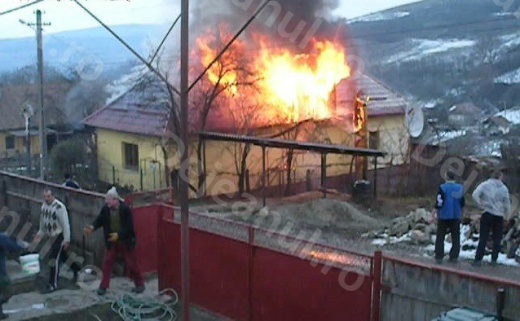Un clujean a rămas fără ocuinţă, în urma unui incendiu Sursa foto: dejeanul.ro