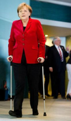  Primele imagini cu Angela Merkel  în cârje, după accidentul la schi