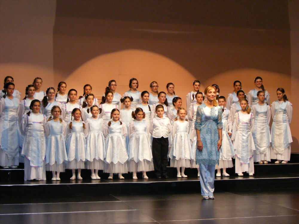 Corul de copii VIP împreună cu dirijorul Anca Mona Mariaş