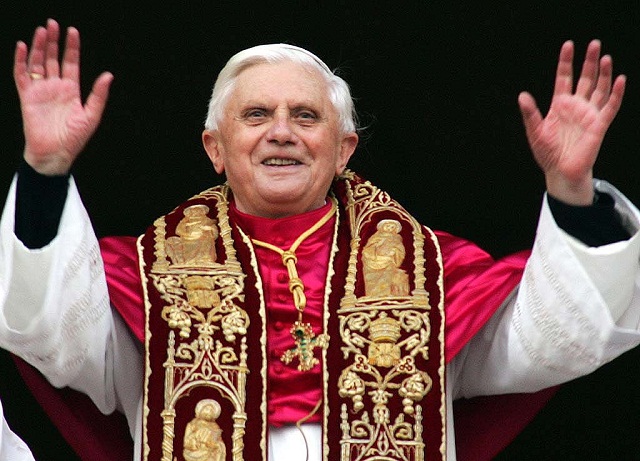 Papa Benedict al XVI lea