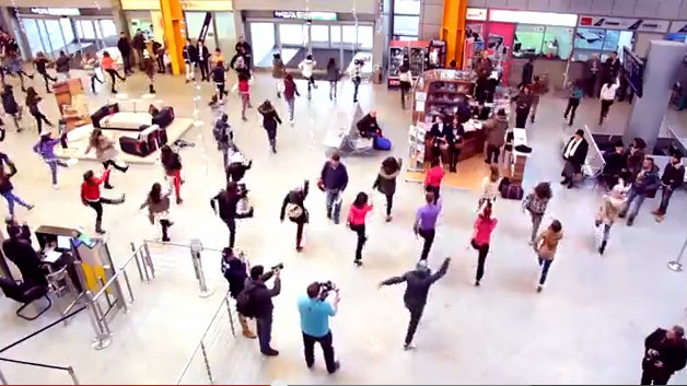 VIDEO: Flashmob SPECTACULOS în Aeroportul din Cluj-Napoca