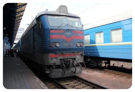 ACCIDENT grav în Ucraina: Cel puţin 12 morţi, după ce un tren a intrat într-un autobuz