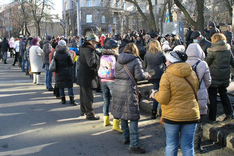 Un lanţ uman aprovizionează cu muniţie protestatarii din Kiev