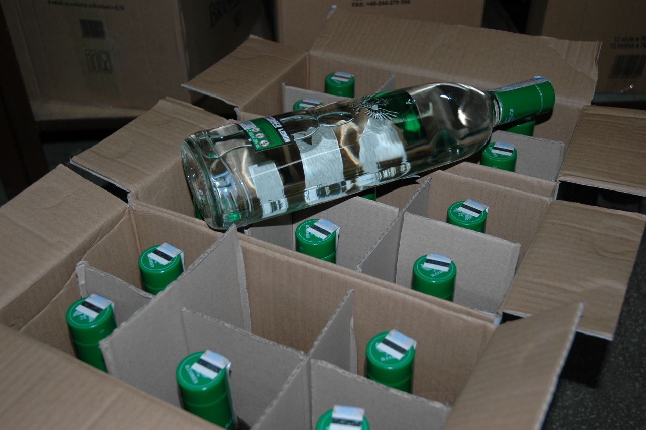 Aproape 300 de sticle de alcool, confiscate de polițiștii clujeni