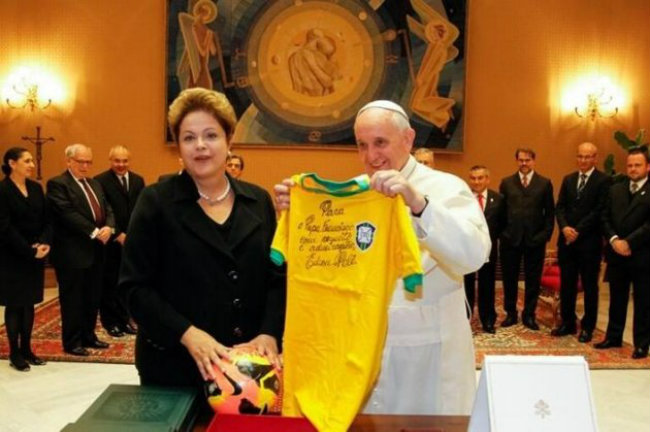 Cadou inedit pentru Papa Francisc: Un tricou semnat de Pele