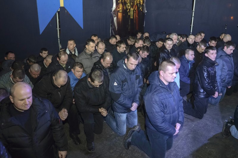 Poliţiştii din Ucraina îşi cer IERTARE în GENUNCHI