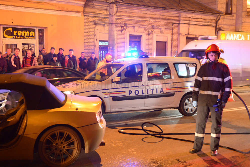 Cu maşina de poliţie pe urme, un BMW a spulberat un taximetrist