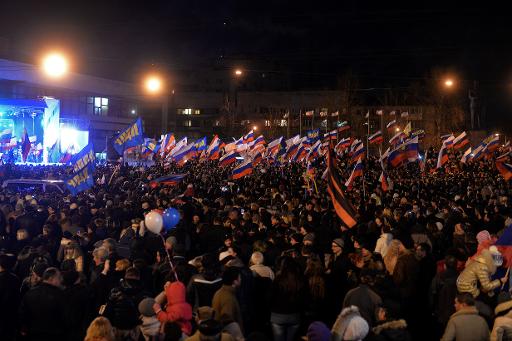 Mii de persoane sărbătoresc, în stradă, la Simferopol şi Sevastopol alipirea Crimeei la Rusia