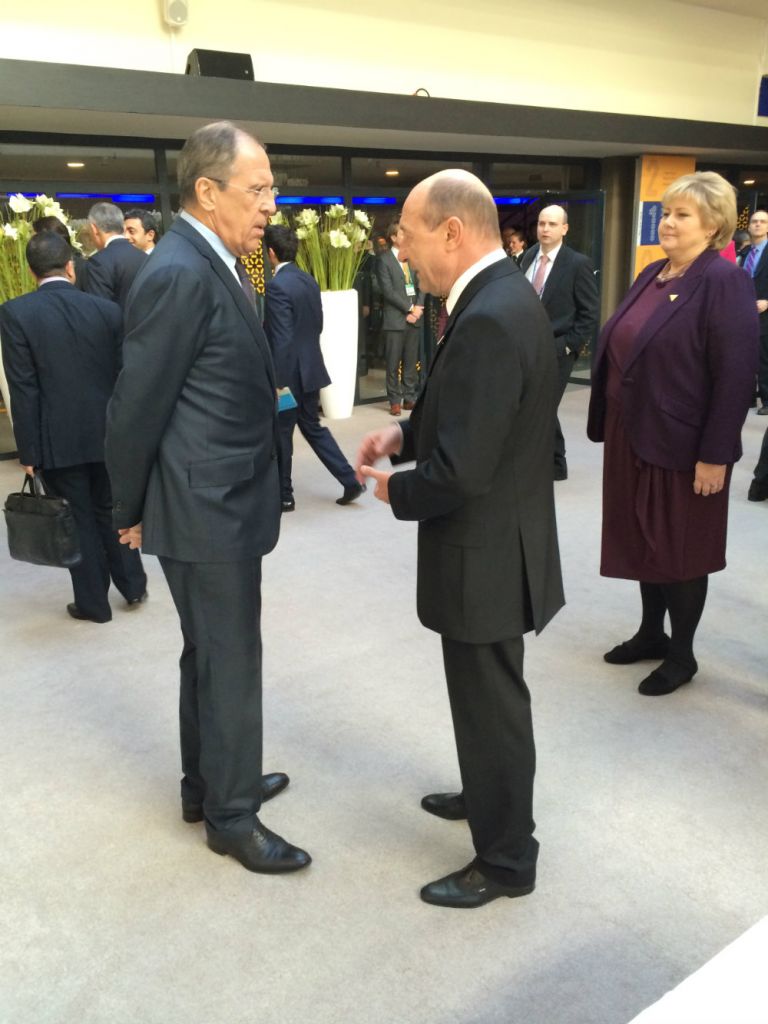 Traian Băsescu alături de ministrul rus de Externe, Serghei Lavrov la Summit-ul Securităţii Nucleare de la Haga