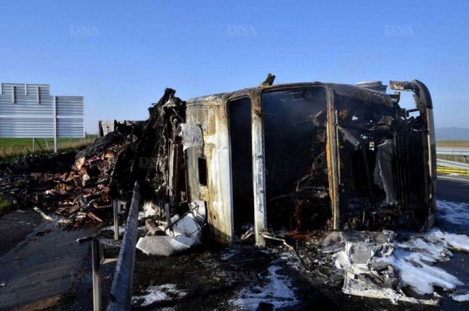Un camion românesc, din judeţul Cluj, s-a răsturnat şi a luat foc în Franţa. Sursă foto: Dna.fr