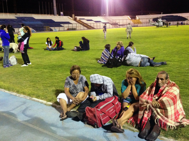 Localnicii s-au refugiat pe stadionul orașului  Antofagasta, Chile, după alerta de tsunami. Foto: News.nationalpost.com