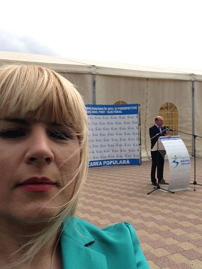 Udrea a postat pe facebook o poză selfie, în care Băsescu apare în fundal  Sursa foto: facebook 