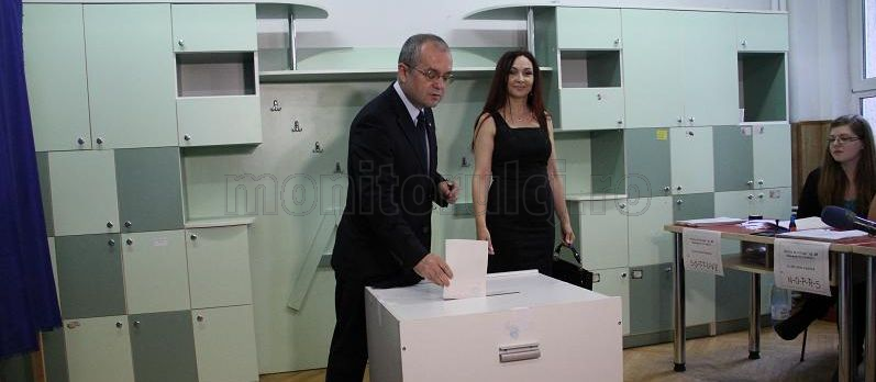 Emil Boc s-a prezentat la urne împreună cu soţia şi a votat cu dreapta