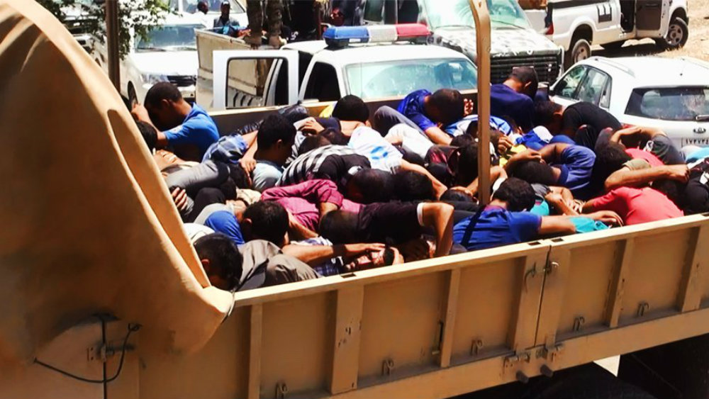 Zeci de militari irakinei sunt transportați de membrii grupului terorist SIIL spre locul unde urmează să fie executați. Sursă foto: businessinsider.com