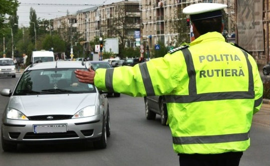 Un şofer de 44 de ani a fost urmărit în trafic de două echipaje de poliţie clujene