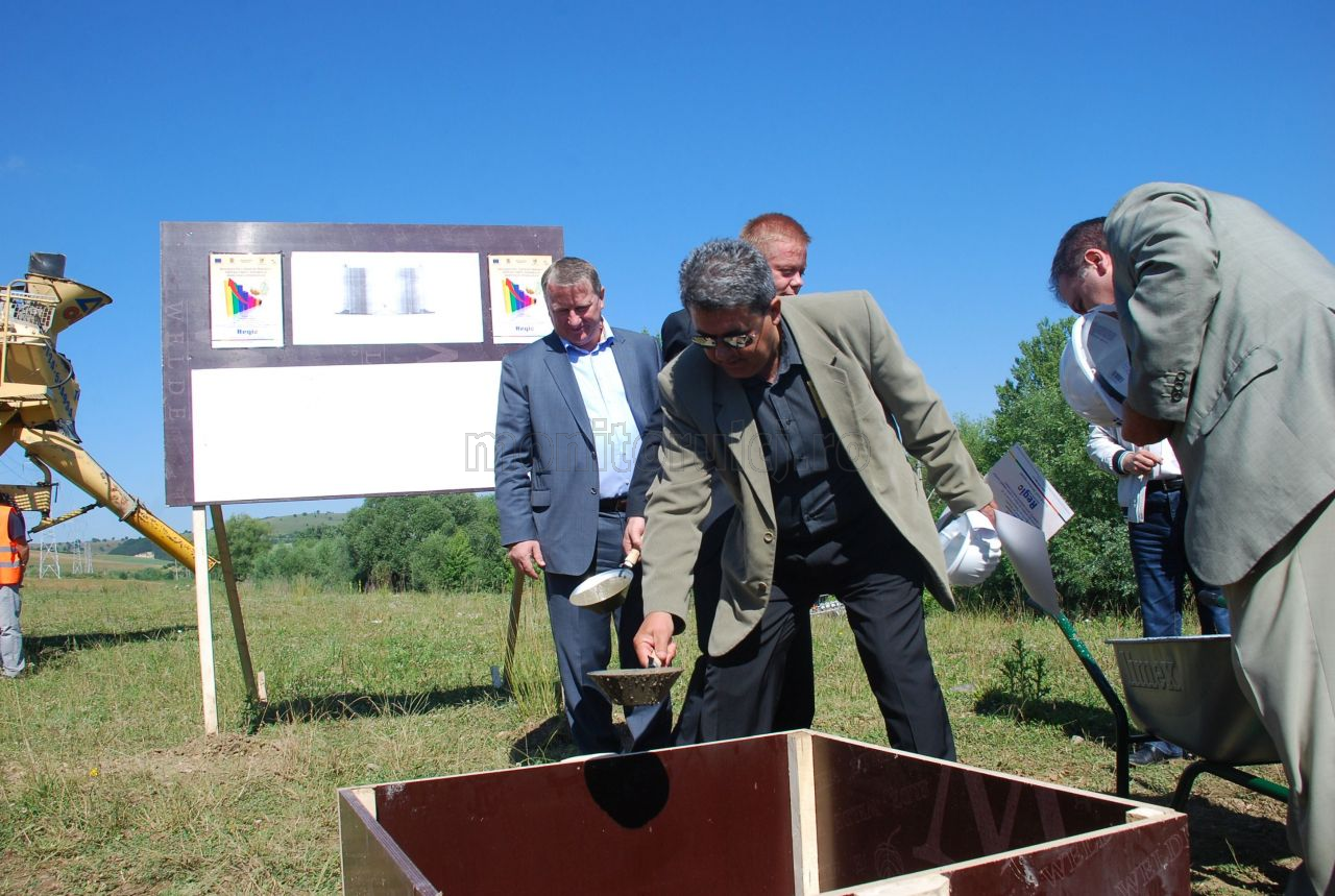 Viorel Găvrea, directorul Tetarom, a turnat primul cancioc de ciment la proiectul de extindere a Tetarom I