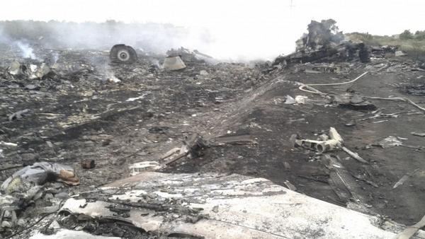 295 au murit în urma prăbușirii unui avion al companiei Malaysia Airlines la frontiera dintre Ucraina şi Rusia. Sursă foto: Russia Today (Twitter ) 