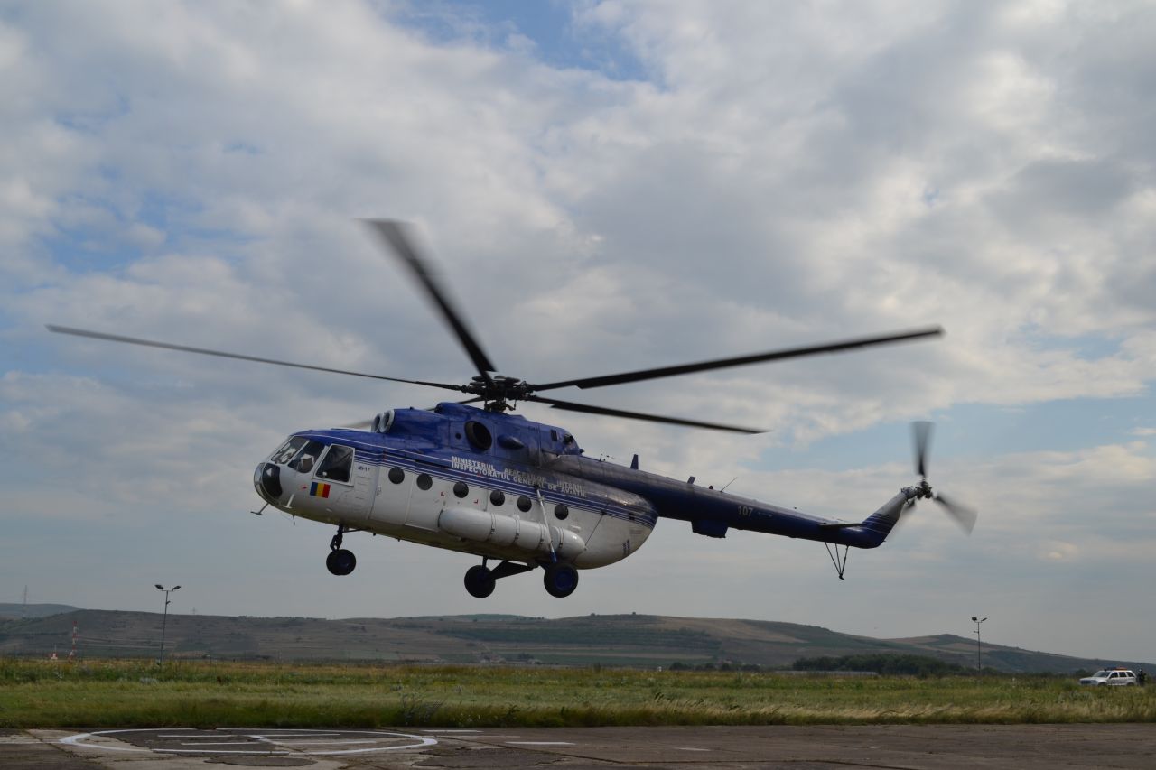 De Ziua Aviaţiei, copiii au survolat Clujul cu un elicopter MI-17