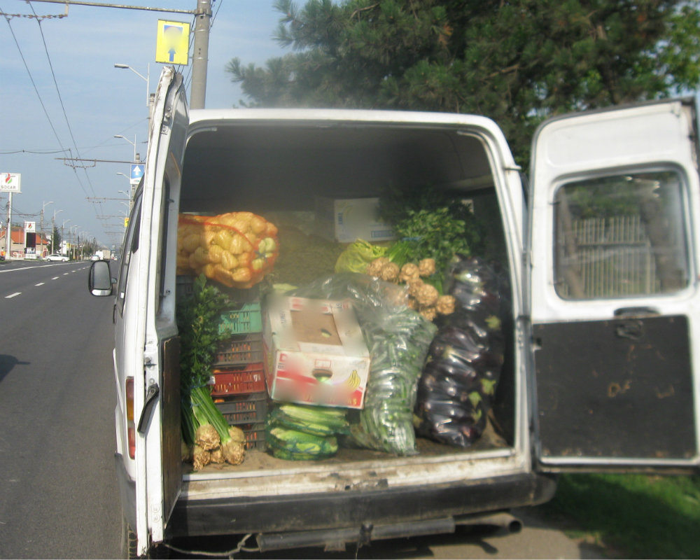 900 de kilograme de fructe și legume, confiscate de polițiștii clujeni
