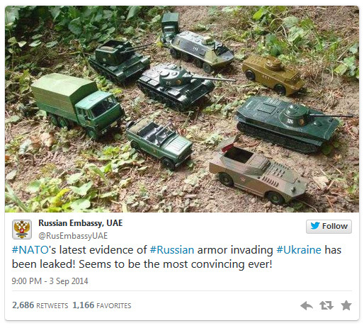 Fotografia cu tancuri NATO de jucărie,  postată de diplomaţii ruşi pe contul de Twitter al Ambasadei Rusiei din Emiratele Arabe Unite