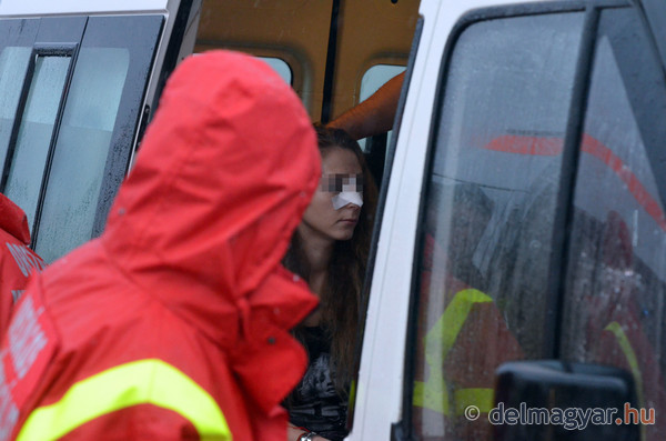 Un autocar cu 28 de români la bord s-a răsturnat în Ungaria. Sursă foto: delmagyar.hu