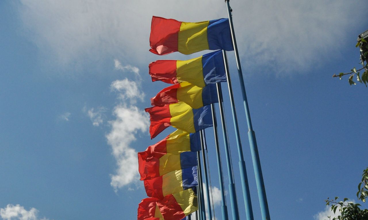 Anul și drapelele. Primăria cumpără mii de steaguri pentru împodobirea orașului