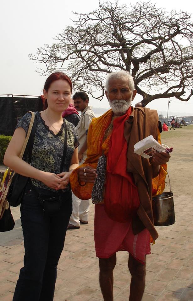 Mihaela Gligor, inițiatoarea primului Centru de Studii Indiene din România în India, alături de un indian