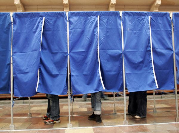 Cetăţenii moldoveni votează astăzi pentru a-şi alege Parlamentul 
