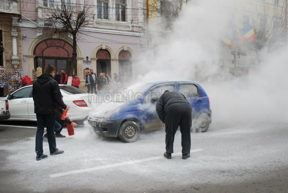 O mașină marca Matiz a luat foc în Piața Unirii din Cluj-Napoca
