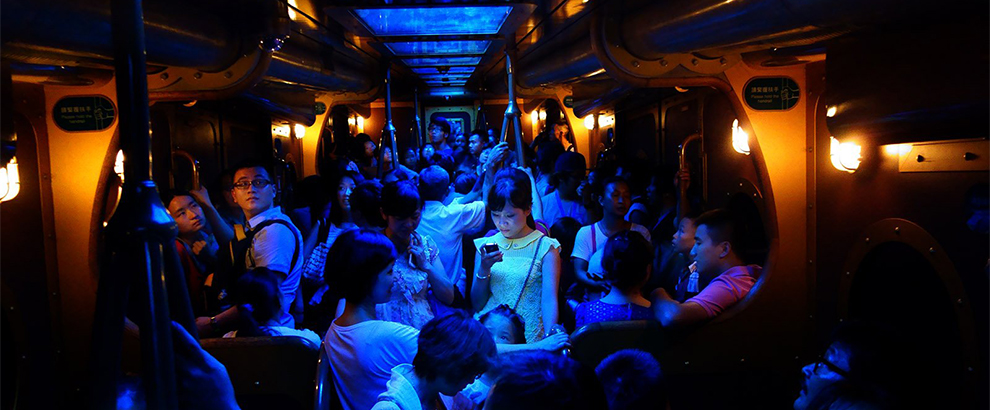 O femeie își verifică telefonul în timp ce se află în metrou, în Hong Kong (Locul 1 la National Geographic Photography Contest 2014). Sursă foto: www.nationalgeographic.com