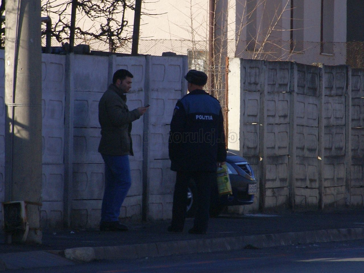 Un agent SPP alături de un polițist, în apropierea casei președintelui
