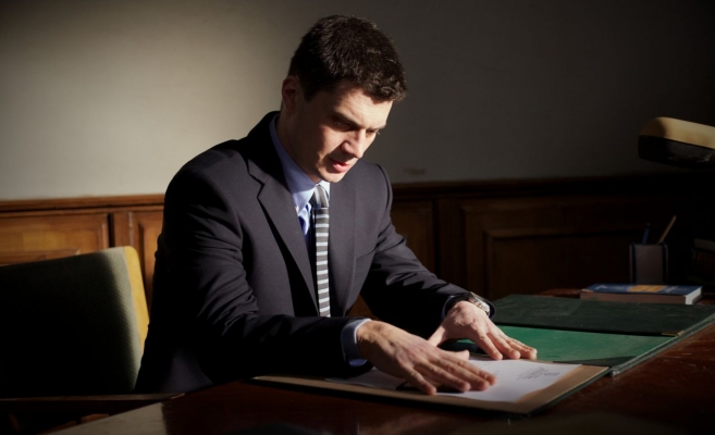 Actorul Emilian Oprea în rolul procurorului Cristian Panait din filmul „De ce eu” regizat de Tudor Giurciu. Sursă foto: Cinemagia.ro