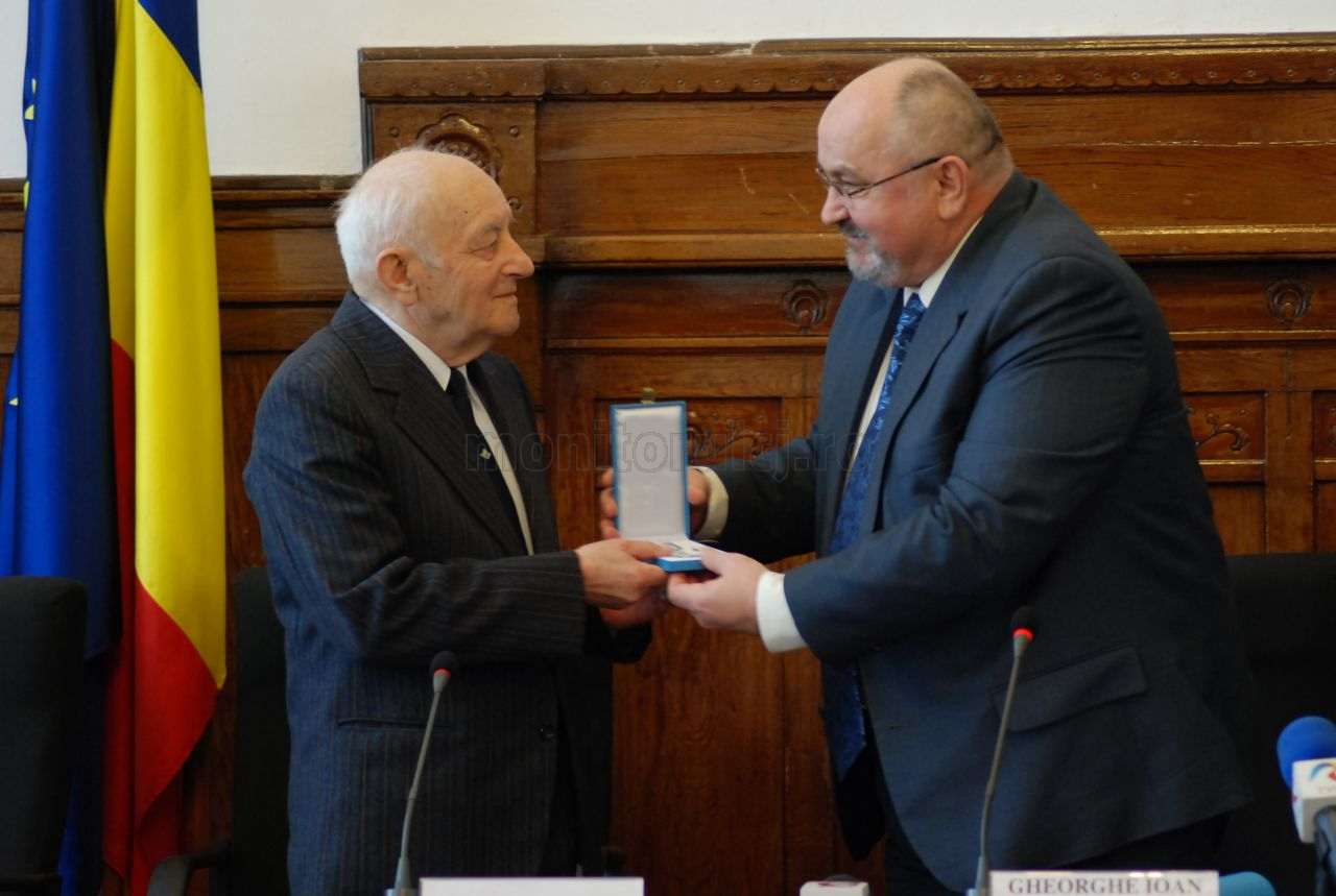Vasile Szekely primeşte diploma dată de Administraţia Prezidenţială.