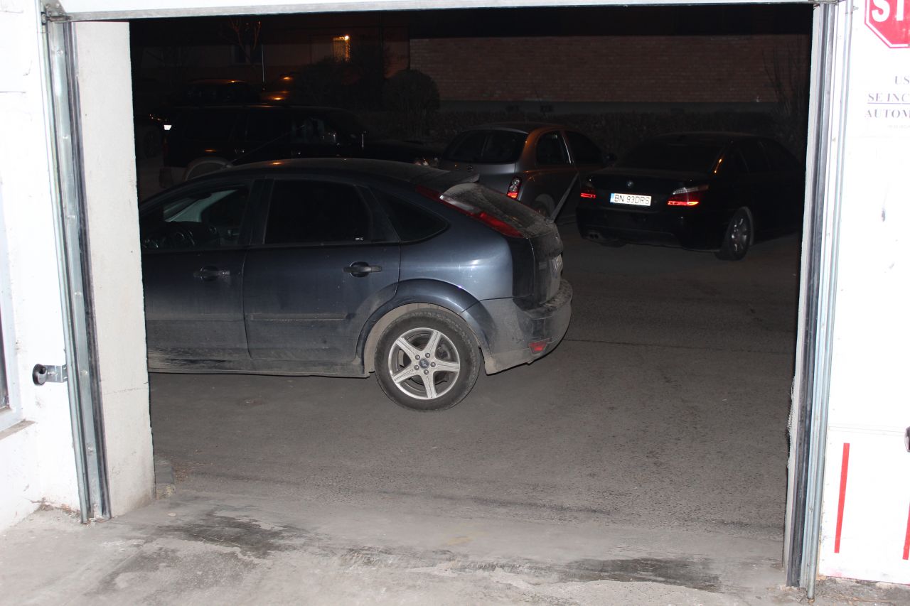 Maşină parcată pe strada Năsăud