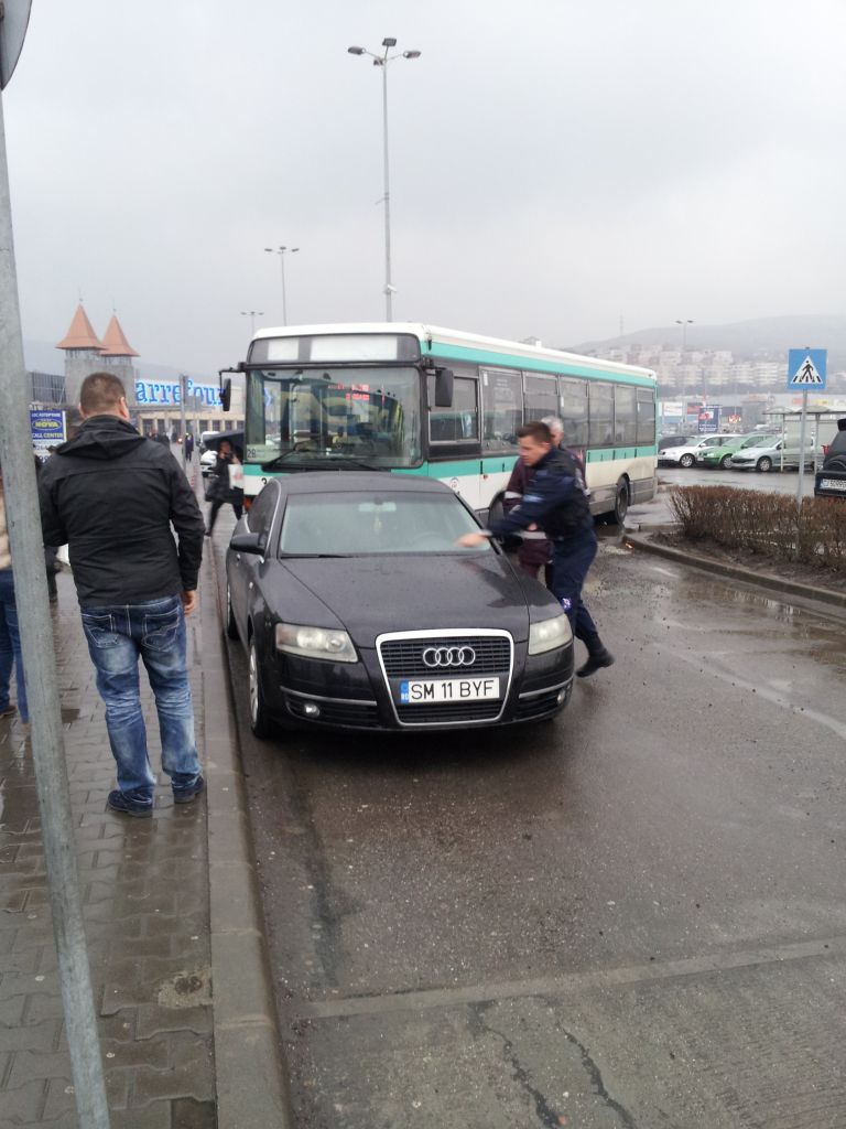 Un şofer a blocat o staţie de autobuz