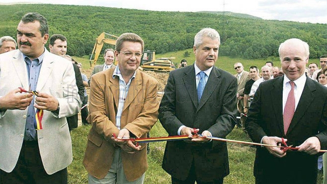 De la stânga la dreapta: ministrul Transporturilor din 2004, Miron Mitrea; candidatul la Primăria Clujului, Ioan Rus; premierul Adrian Năstase şi reprezentantul Bechtel.