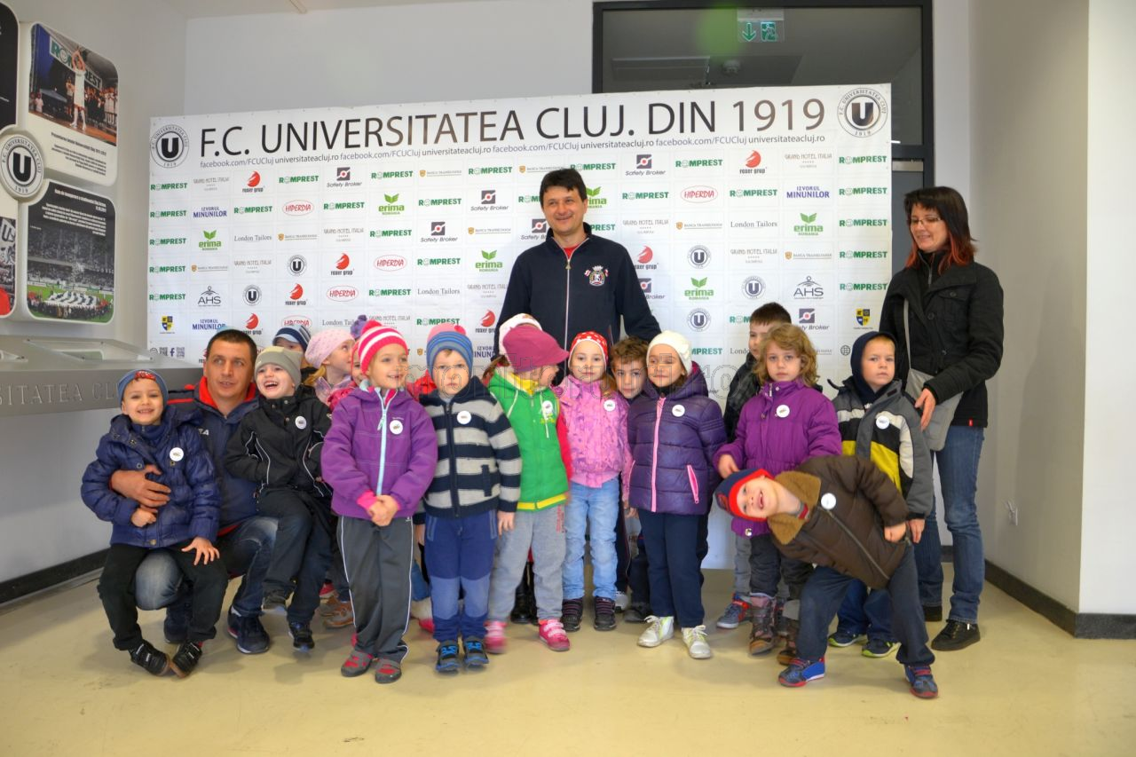Adrian Falub alaturi de copii la Cluj Arena in cadrul saptamanii Scoala Altfel