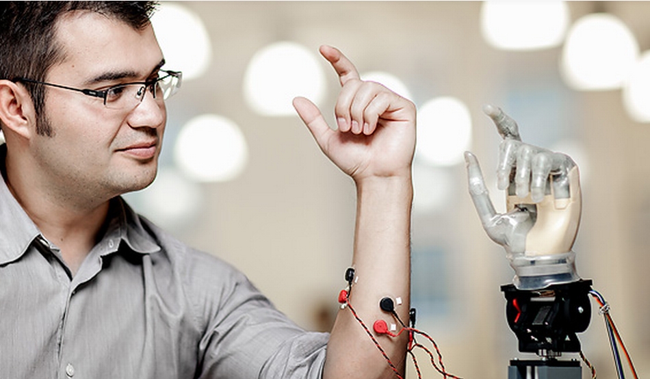 Mâinile robotice sunt din ce în ce mai utilizate de pacienţii care au probleme medicale. Sursa foto: descopera.ro