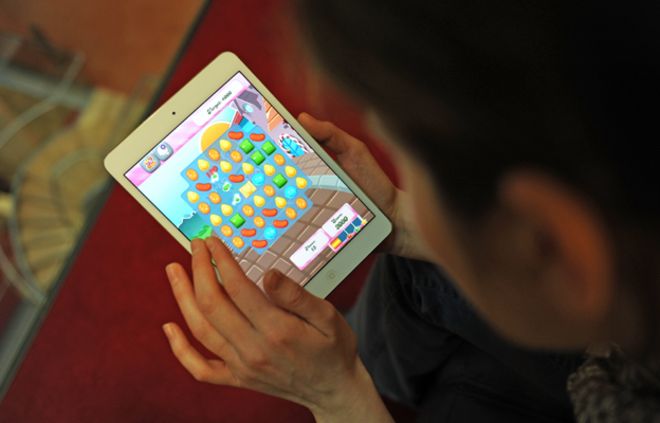 Candy Crush poate fi jucat pe computer, telefon, laptop sau tabletă.