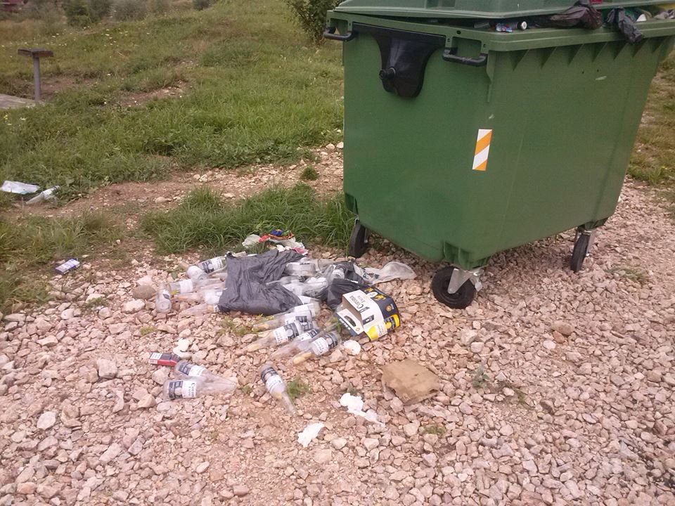 În Floreşti, gunoiul se aruncă lângă tomberon