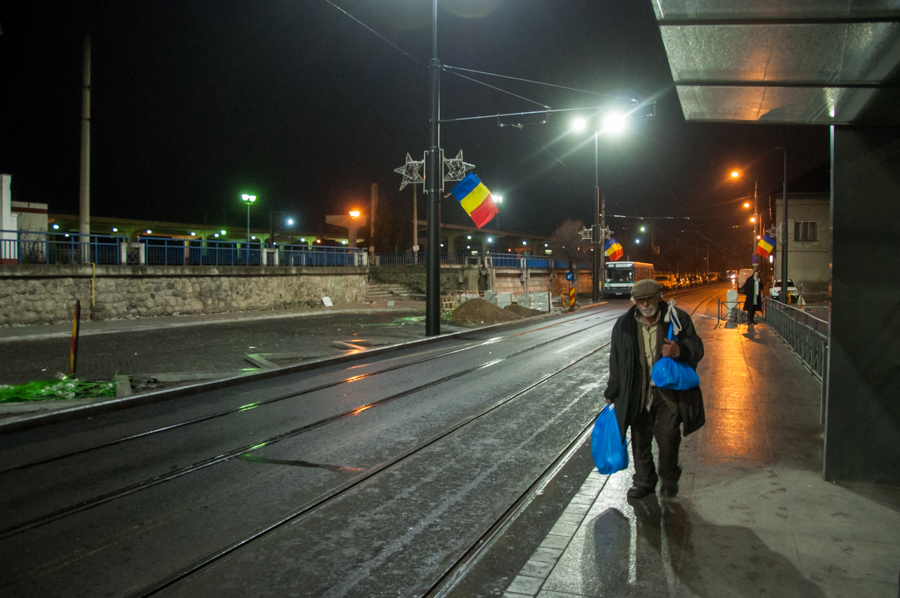După lăsarea întunericului, parte din omenii fără adăpost ai Clujului vin în zona gării unde caută adăpost pentru noapte. FOTO: SAUL POP