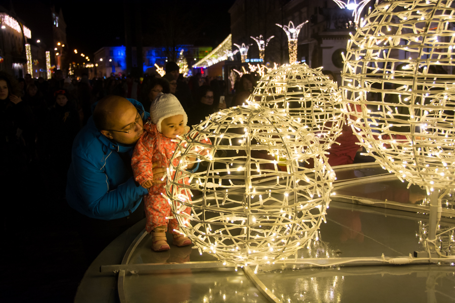 Familie bucurânduse de instalațile luminoase aflate pe Bulevardul Eroilor. 1 Decembrie 2015.Cluj. Foto: Saul Pop/Monitorul de Cluj