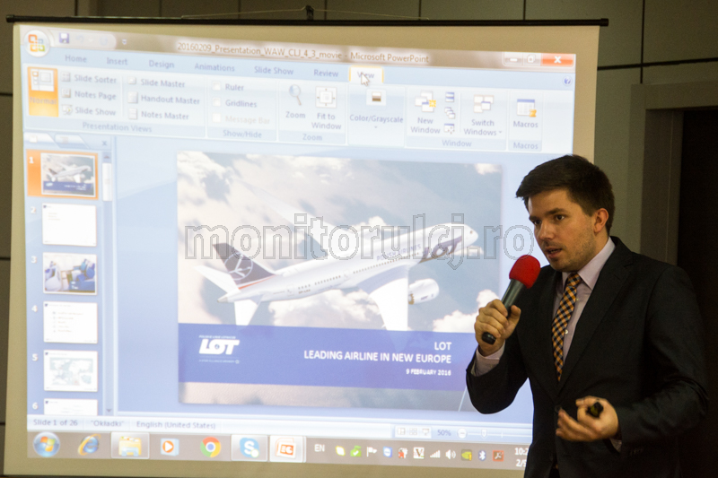 Purtătorul de cuvânt LOT Polish Airlines, Adrian Kubicki, în timp ce prezenta date despre viitoarele zboruri Cluj - Varşovia. FOTO: SAUL POP.