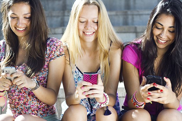 Tinerii sunt nedespărțiți de rețelele de socializare pe care le accesează cel mai adesea de pe telefoanele mobile. Foto: îs.yimg.com