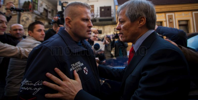 Dacian Cioloș, “acostat” la Cluj de protestatarul anti-islam Călin Mărincuș. Ce i-a reproșat premierului 