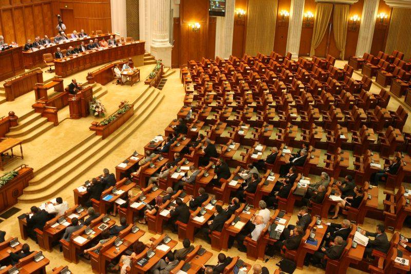 Parlamentarii se gândesc la binele lor și își pregătesc o lege care le permite să devină automat funcționari publici