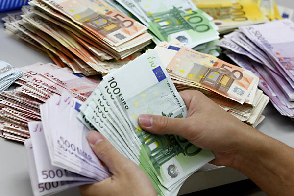 Euro a urcat la 4,48 lei