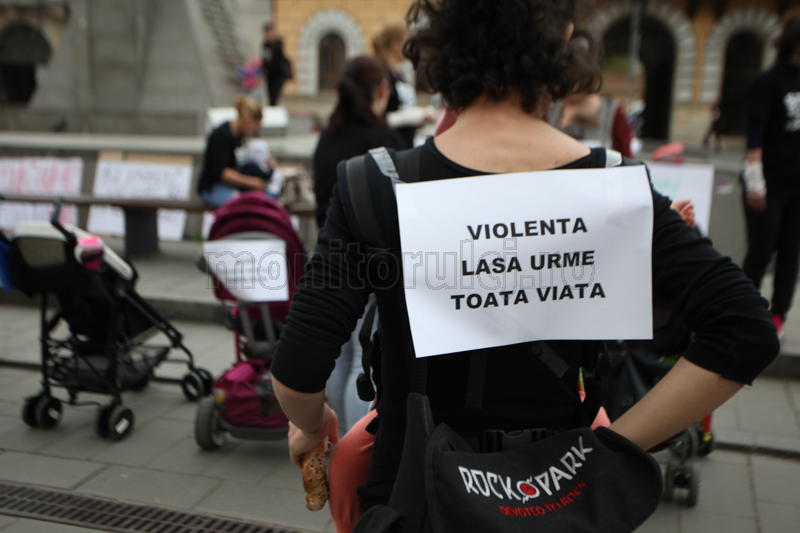 Părinții din Cluj au protestat în stradă față de violența asupra copiilor. Foto: Saul Pop