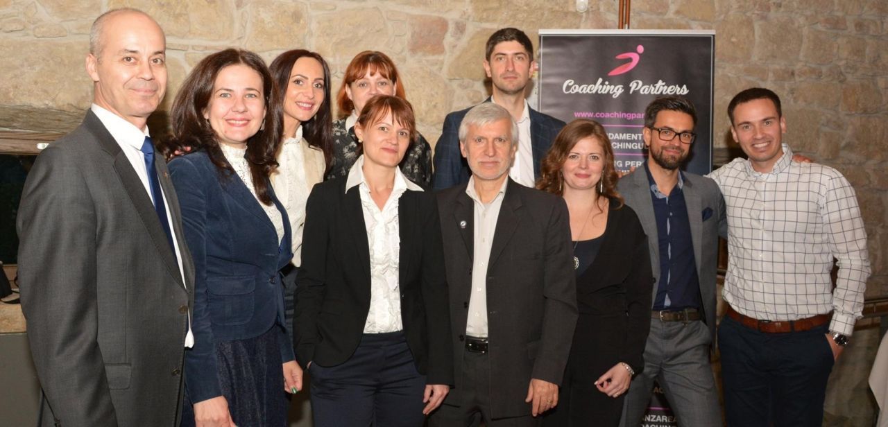 De la stanga la dreapta, Gabriel Katona, Monica Mureșan, Adriana Lakzadeh, Costel Coravu, Ioana Cuzerzan, Rudolf Nyari, Bogdan Vînău, (în plan secund) Alina Salomie, Diana Bodârnea, Flavius Turcanu. Foto: Cristi Horiea 