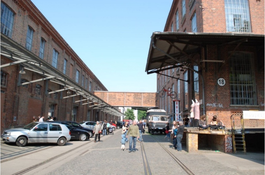 În partea de vest a oraşului Leipzig zona industrială se întinde pe 90 de hectare. Clădirile au fost renovate, iar acum zeci de companii îşi desfăşoară activitatea acolo. Sursa foto: leipzig.travel